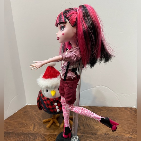 Monster High Draculaura Forbitten Love Doll In The Newspaper Club Outfit - Picture 6 of 16